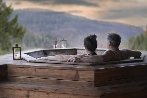 Jeune Couple Dans Bain Plein Air Avec Vue Sur Les — Photo