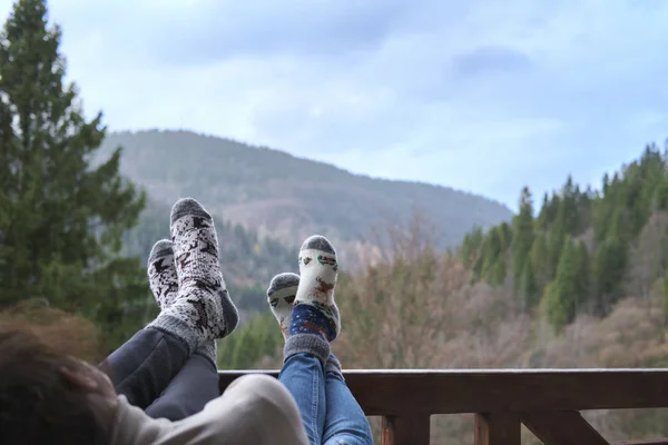 Young Couple Feet Laid Wooden Railing Background Mountains — Stock Photo, Image