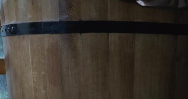 Genç kadın açık hava banyosunda ve dağları görüyor..