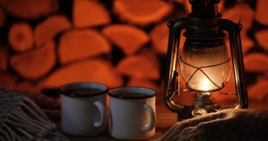 Antika yağ lambası ve arka planda sıcak çay olan bardaklar..