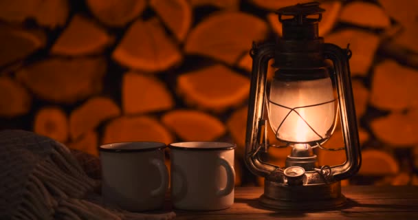 薪の上に熱いお茶とアンティークオイルランプとカップ — ストック動画