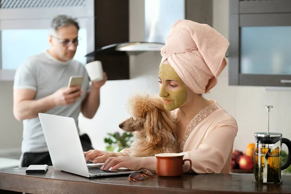 Kvinna Applicerar Ansiktslera Mask Den Unga Kvinnan Och Mannen Arbetar — Stockfoto