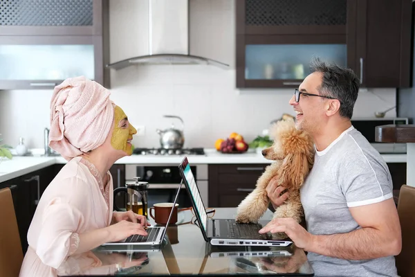 Kvinna Applicerar Ansiktslera Mask Den Lyckliga Kvinnan Och Mannen Arbetar Stockfoto