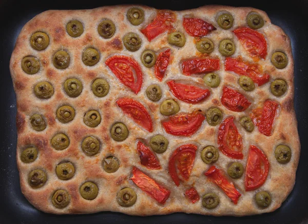 Hausgemachte Brot-Focaccia mit Tomaten und Oliven — Stockfoto