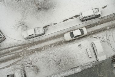 Blizzard bir şehir sokak üzerinde.