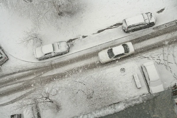 Nevasca em uma rua de cidade . — Fotografia de Stock