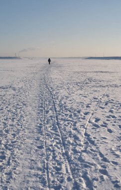 karla kaplı alan ayak izleri. Kış akşam