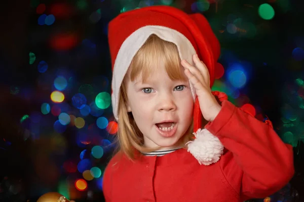 Девушка держит рождественский бал и улыбается — стоковое фото