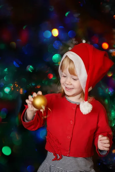 Ragazza che tiene palla di Natale e sorride — Foto Stock