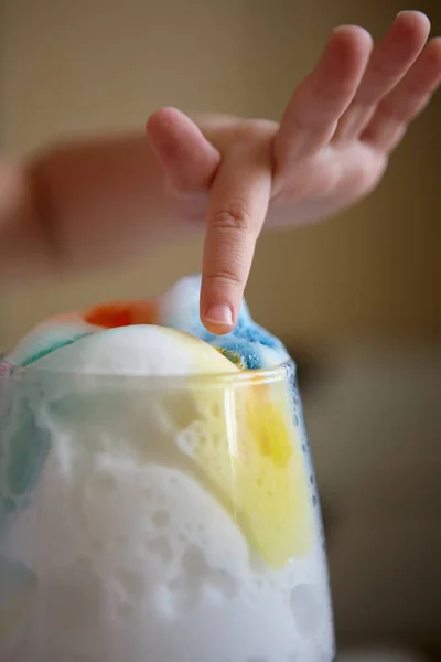 Children's entertainment. Physical experiments — Stock Photo, Image