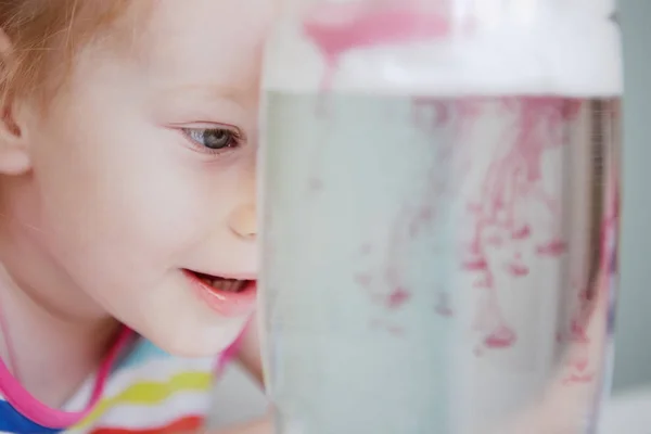 Entretenimiento infantil. Experimentos físicos — Foto de Stock