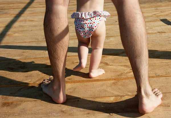 Pernas de adulto e infantil — Fotografia de Stock