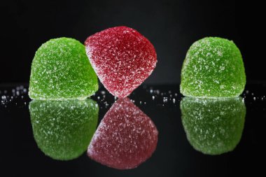 Marmelat karanlık bir arka plan üzerinde olduğunu