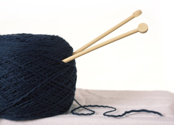 темно-синяя пряжа для вязания
