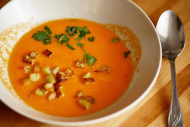 Havuç, soğan ve biber yapılmış sebze çorbası