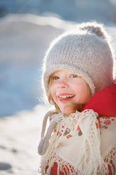 Cheerful girl in warm clothes. Sunny winter day. — Stock Photo, Image