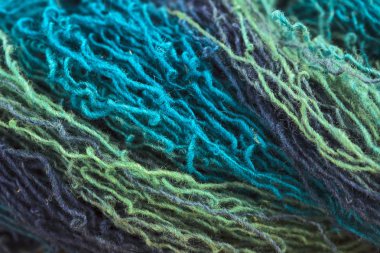 Koyun yünü boyama bölümünden iplik. Yakın plan.