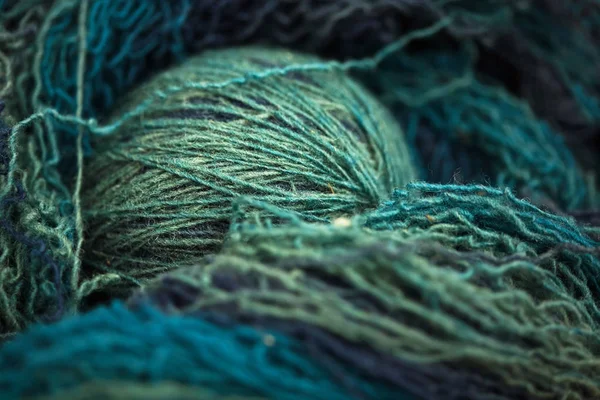 Threads and skein of variegated yarn close-up. — Stock Photo, Image