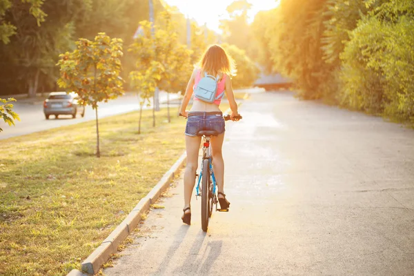 Una hermosa joven esbelta en pantalones cortos y paseos deportivos — Foto de Stock