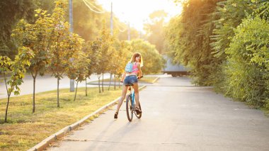 Güzel ince genç kadın şort ve spor top zekâ durumda