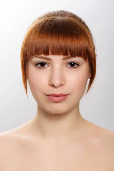 Närbild studio porträtt av en ung vacker kvinna med Neutral — Stockfoto