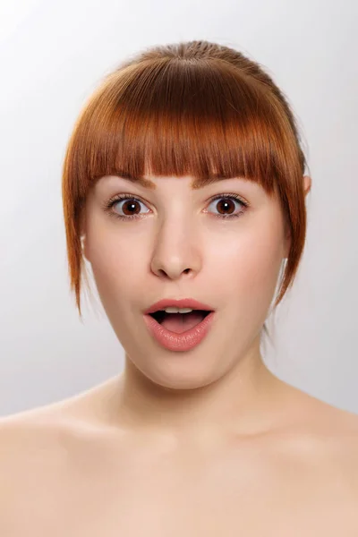 Close-up studio portrait of a young beautiful woman demonstratin — Stock Photo, Image