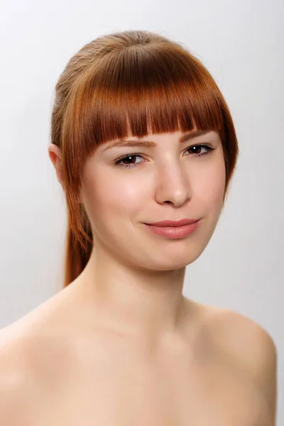 Close-up studio portret van een jonge mooie vrouw demonstratin — Stockfoto