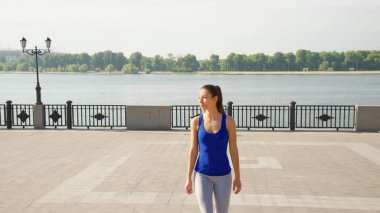 Genç atletik kadın dolgu kameraya doğru yürüyorduk