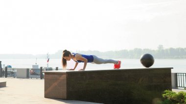 Genç bir kadın o sokakta şınav yapıyor spor eğitim, meşgul