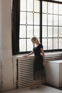 Balerin pencere yakınındaki