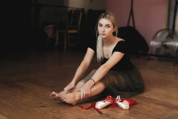 Krásná baletka sedící na podlaze Stock Snímky