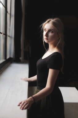 Balerin pencere yakınındaki