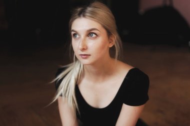 Katta oturan güzel balerin