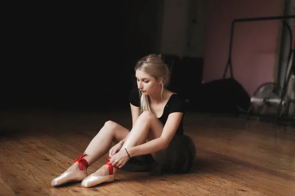 Hermosa bailarina sentada en el suelo —  Fotos de Stock