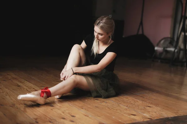 床に座って美しいバレリーナ — ストック写真