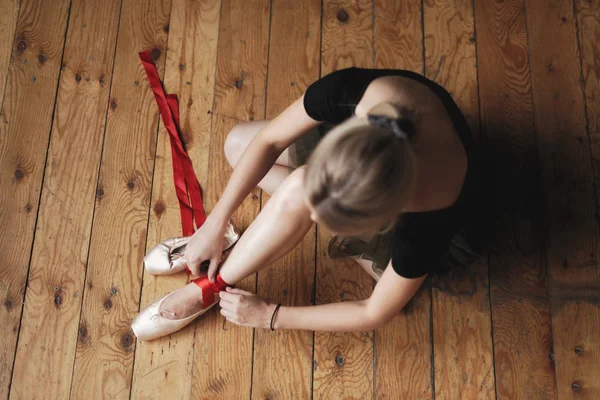 Bailarina poniéndose zapatos de ballet —  Fotos de Stock