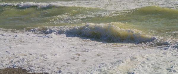 Exuberante espuma blanca y marina que resbala de la orilla . —  Fotos de Stock
