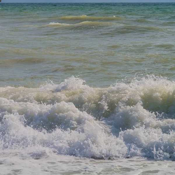 Skummande vågor på stranden. — Stockfoto