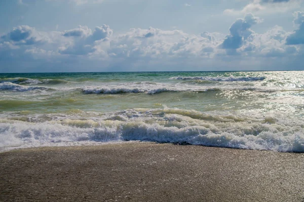 Skummande vågor på stranden. — Stockfoto