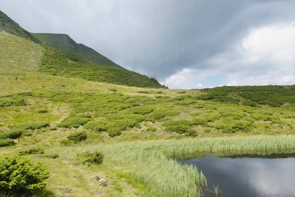 Bergslandskap med sjön i Karpaterna — Stockfoto