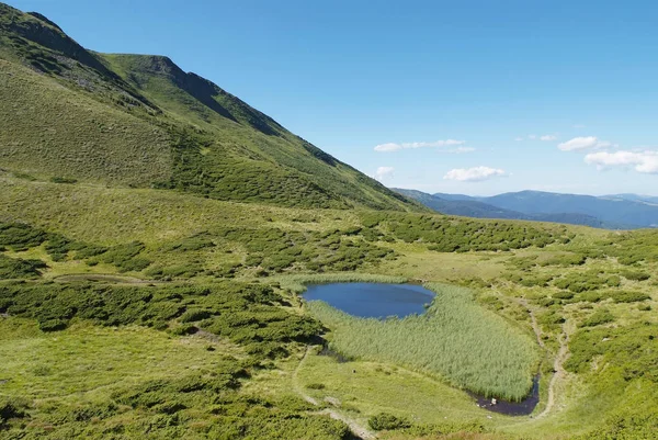 Bergslandskap med sjön i Karpaterna — Stockfoto