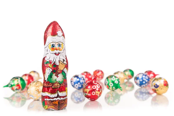 Santa Claus choklad figur med xmas dekoration — Stockfoto