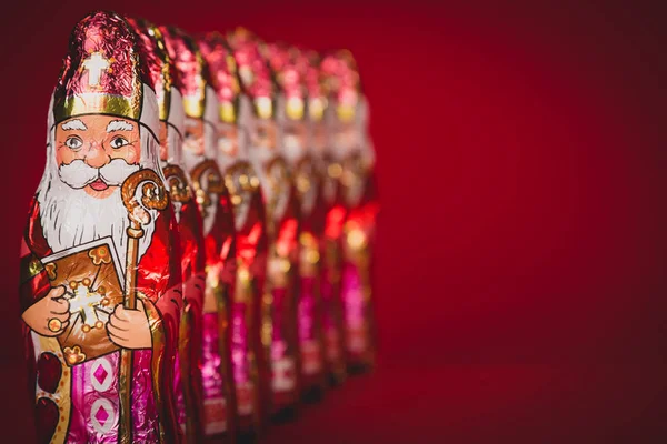 Sinterklaas. Figures de chocolat néerlandais dans une rangée — Photo