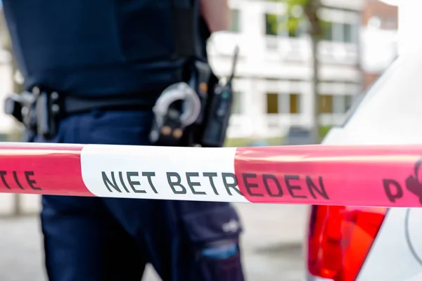 Nederlandse politieagent op op een onderzoek van de misdaad-scène — Stockfoto