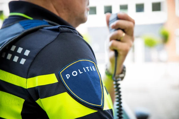 Police néerlandaise avec accent radio sur l'insigne avec logo — Photo