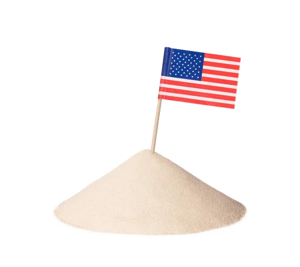 Kleine amerikanische Flagge auf einem Haufen weißen Sandes — Stockfoto