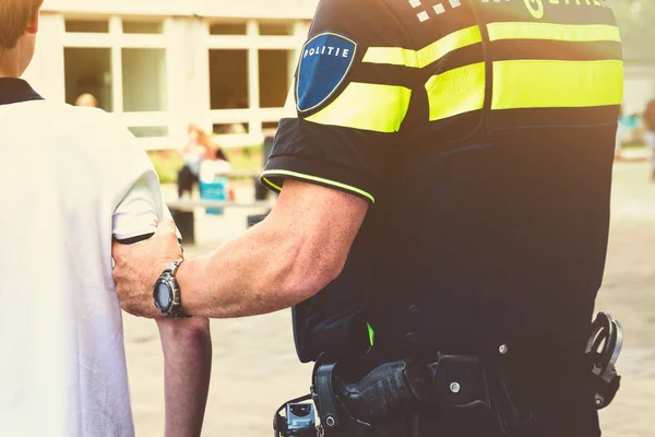 Politie arresteert een jongen op school — Stockfoto