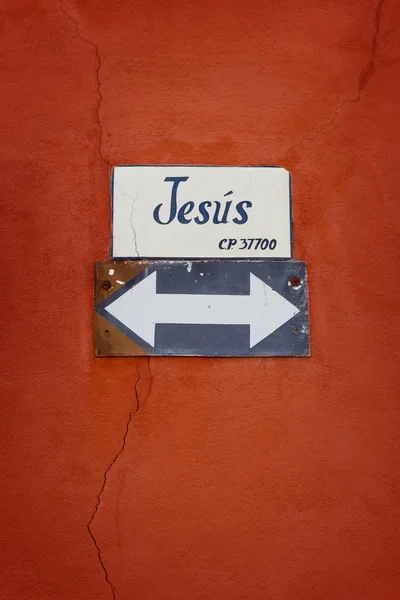 Señal de flecha de Jesús en pared agrietada —  Fotos de Stock