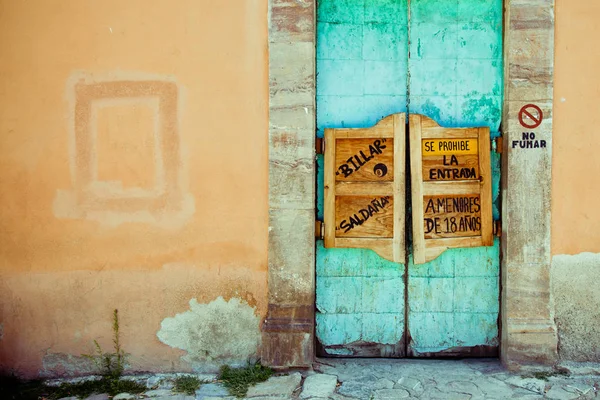 Hintázó ajtók spanyol szöveggel az ajtón. Biliárd. 18 év alatti gyermekek számára nincs belépés. Stock Fotó