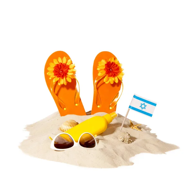 Koncepcja plaży z izraelską flagą na stosie piasku plażowego — Zdjęcie stockowe